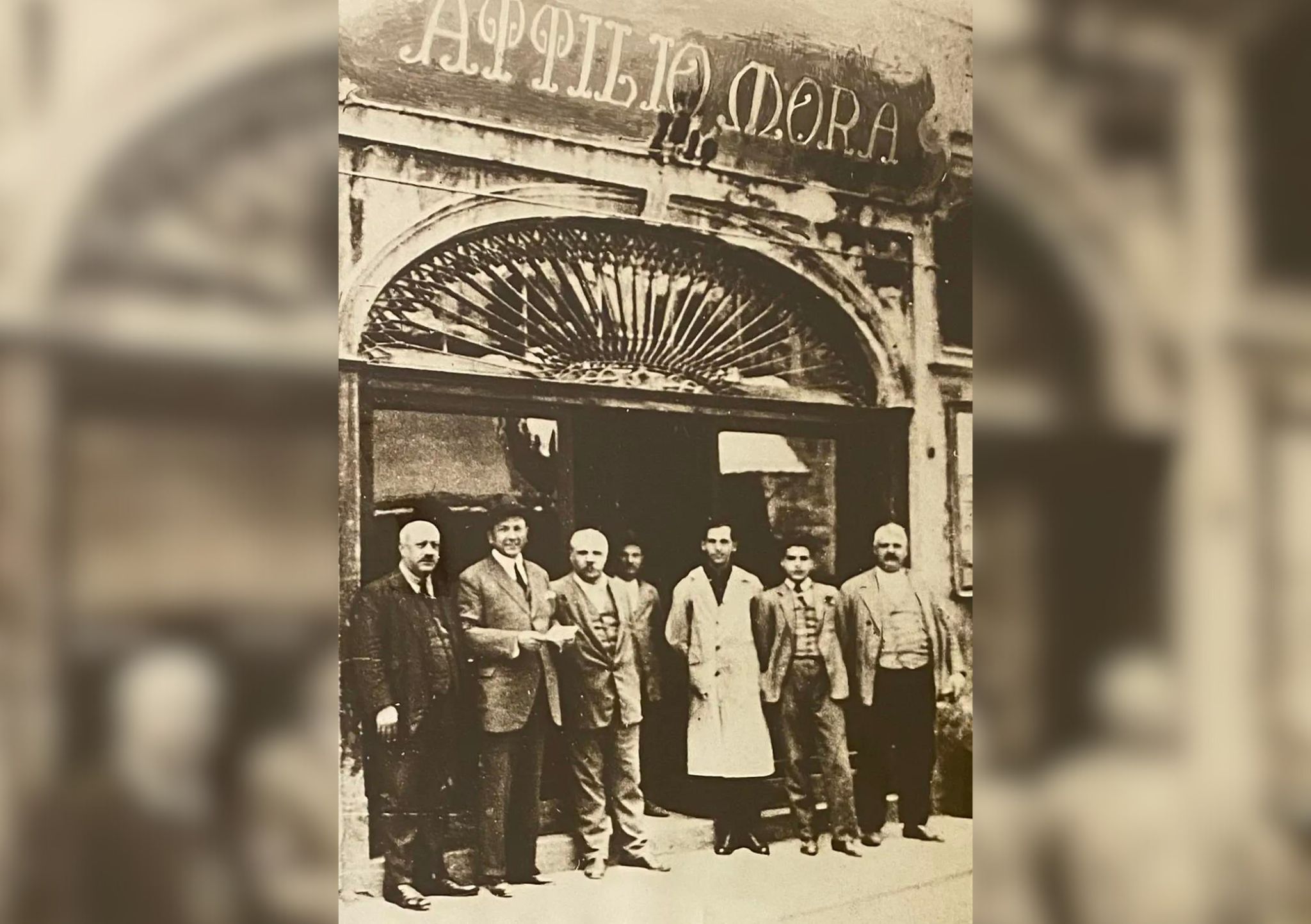 Il bisnonno Attilio davanti alla sua piccola bottega in Via Mazzini