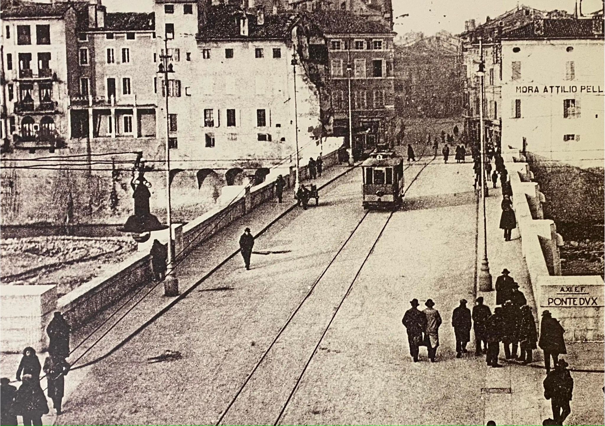 Il palazzo di famiglia in Piazza Corridoni